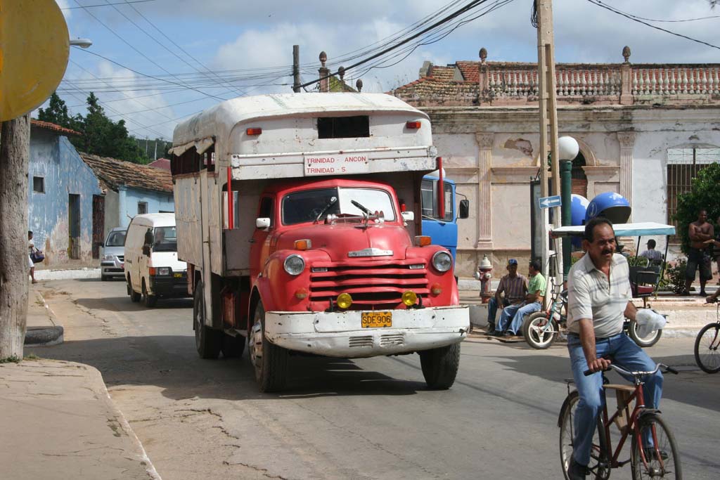 A truckload of passengers heading for Ancón.