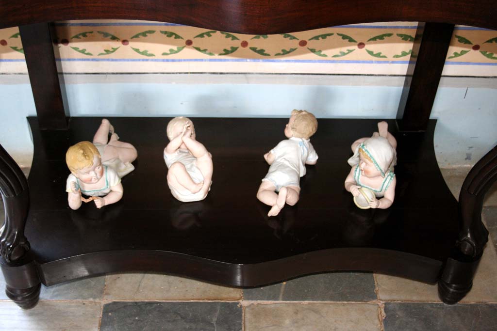 Some very kitsch babies.