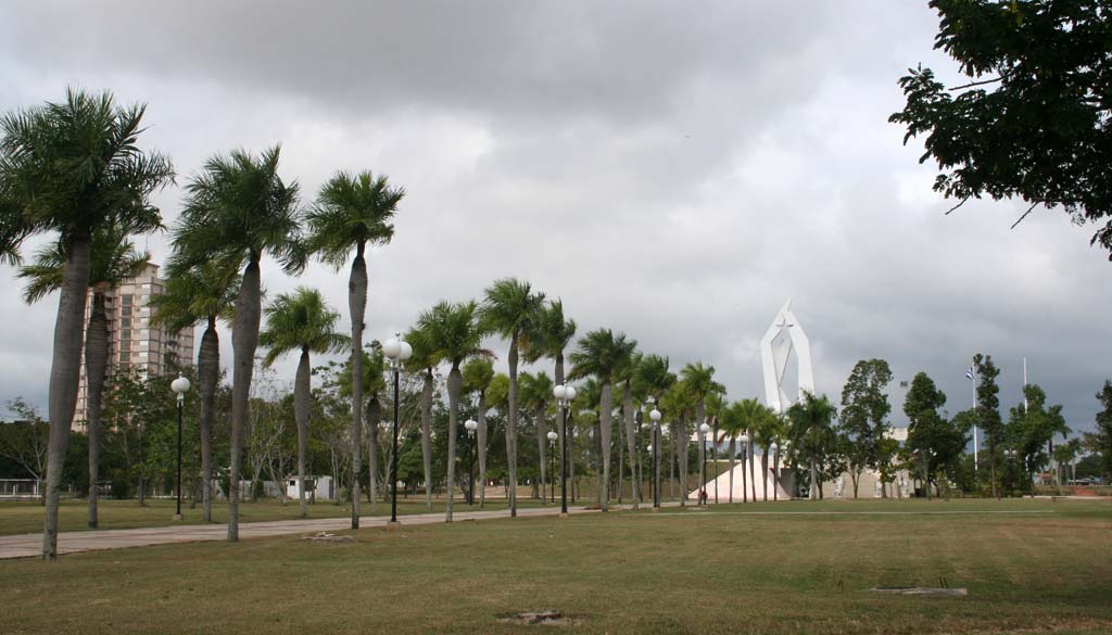 An avenue of royal palms leading to the <em>Plaza de la Revolución</em> in Camagüey.