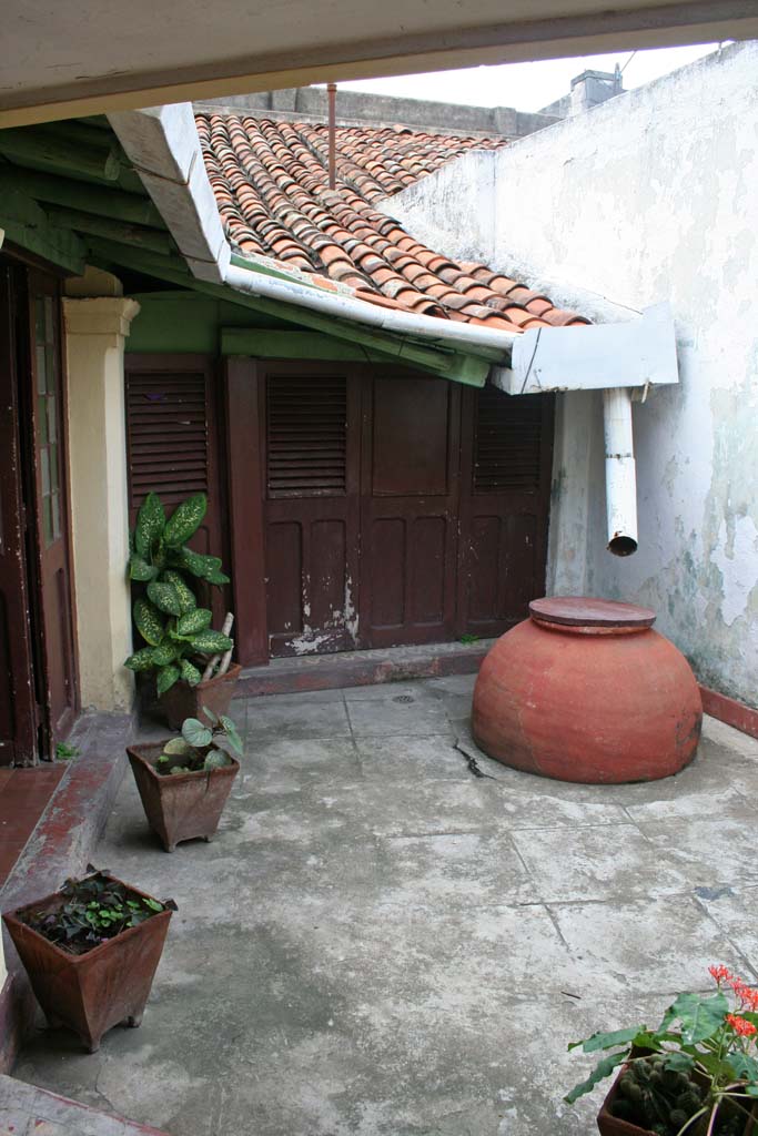 A tinajón in position to catch the rainwater from the gutter.