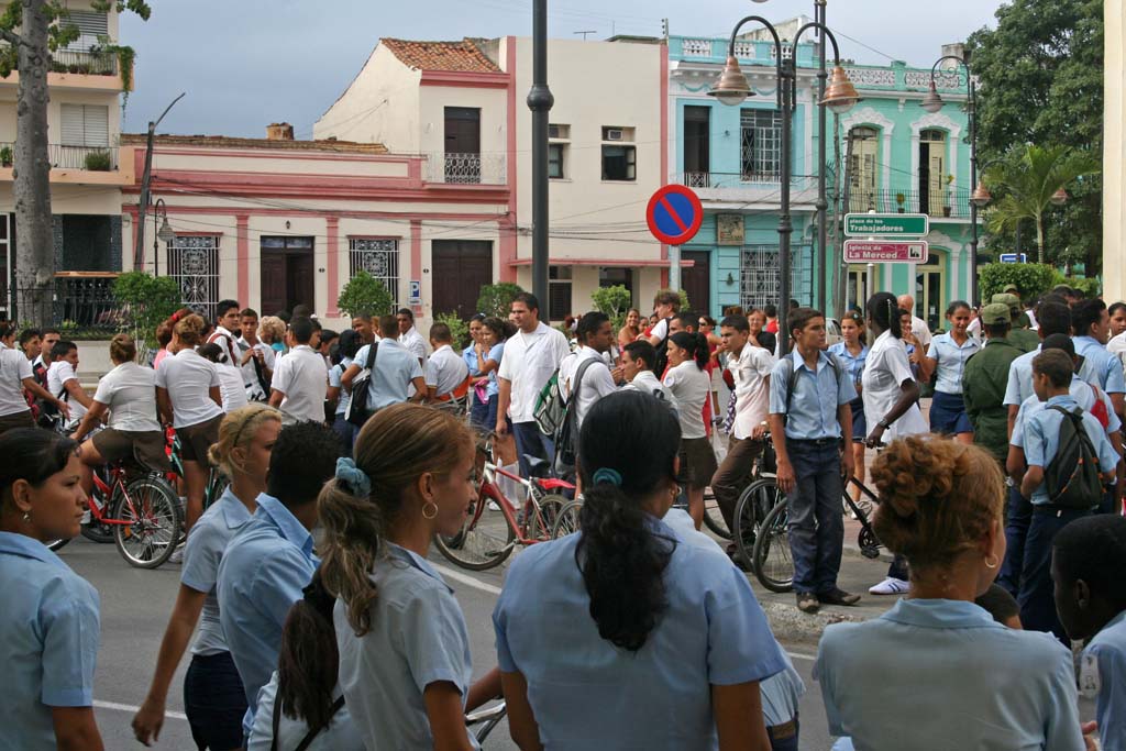 Students gathering for an event in <em>Plaza de los Trabajadores.</em>