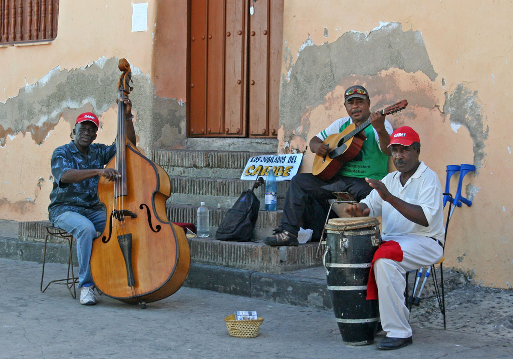 <em>Los Jubilados del Caribe,</em> playing round the corner from <em>Parque Céspedes</em> in Santiago.