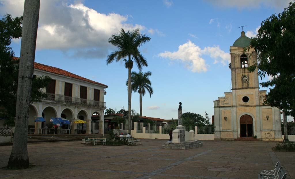 Looking towards the church, with the <em>Casa de la Cultura</em> in the far corner.