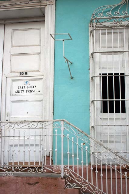 The front steps, window and door, with the blue <em>casa particular</em> symbol above the name.