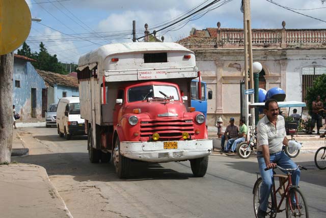 A truckload of passengers heading for Ancón.