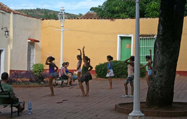 The same square: some girls rehearsing a dance routine.