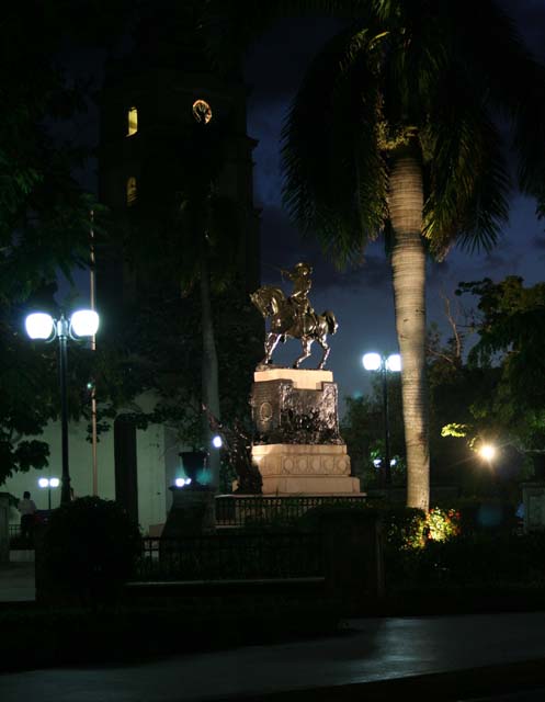 Camagüey's <em>Parque Ignacio Agramonte</em> by night.