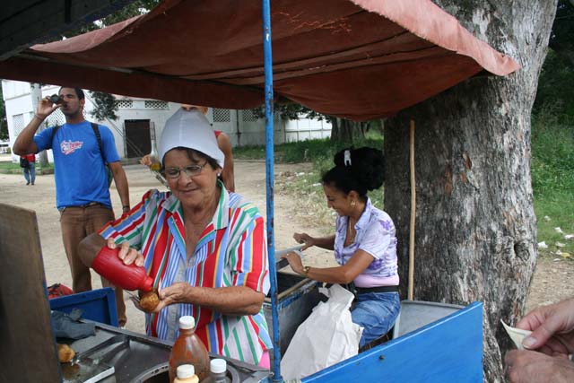 Serving a croquette in the <em>Parque Casino Campestre</em> in Camagüey.