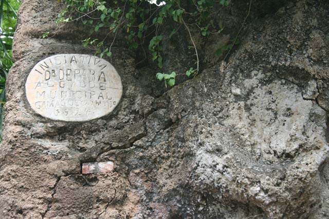 The label on the grotto.