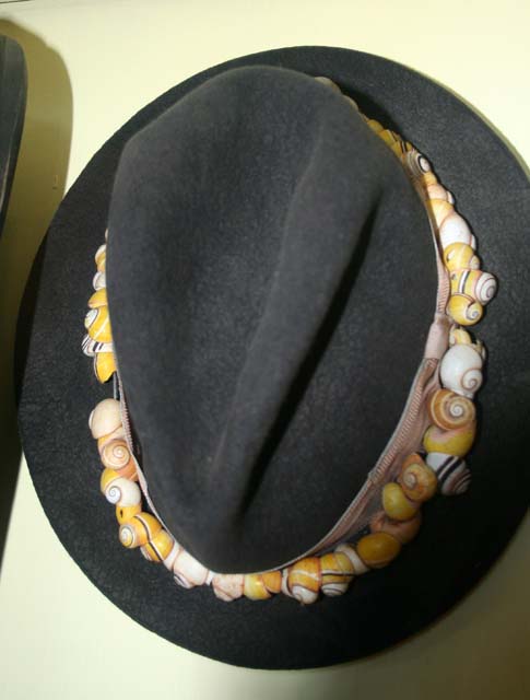A hat decorated with <em>polimitas</em> in the <em>Fuerte Matachin</em> museum.