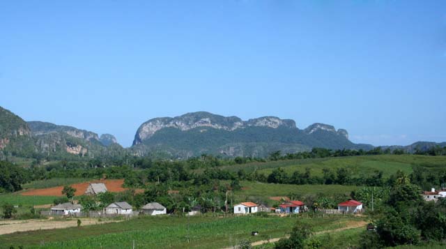 An early sighting of the <em>mogotes</em> in the Viñales valley.