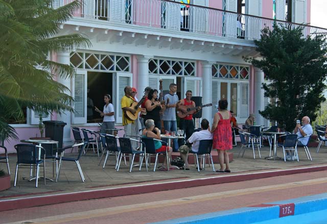 A decent band by the pool at the <em>Los Jazmines</em> hotel outside Viñales. We also saw them in the town.