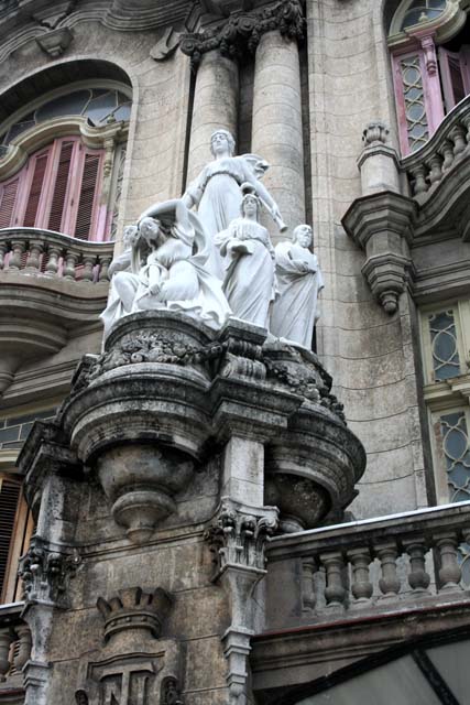 A sculpture on the main façade of the <em>Gran Teatro</em>.