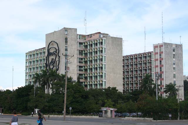 A building (Ministry of the Interior?) with a huge Che across from the memorial.