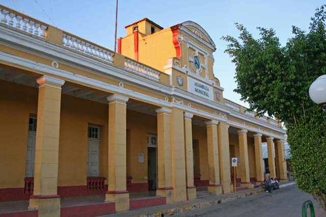 The Municipal Assembly building, which takes up one side of the park.