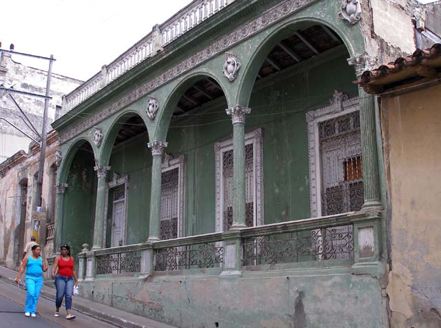 A typical arcade in Santiago. This shot gives a good impression of the slope of many of the streets here.