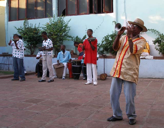 A <em>corneta china</em> (a kind of Chinese oboe), with percussionists playing car wheel parts or brake drums.