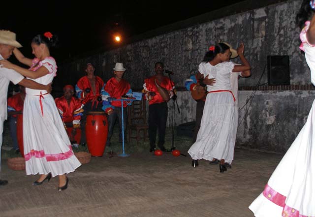 Another part of the same display. The musicians are the same band we saw several times at the <em>Casa de la Trova.