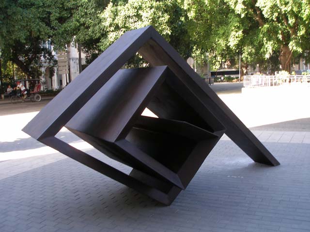 Sculpture by José Villa Soberón on the steps of the <em>Palacio de Bellas Artes</em>, to accompany his special exhibition.