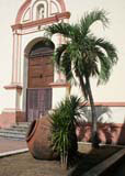 A tinajón outside Nuestra Señora de la Merced in Camagüey.