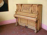 Quite an upmarket upright piano (3 pedals), but we didn’t hear it played.