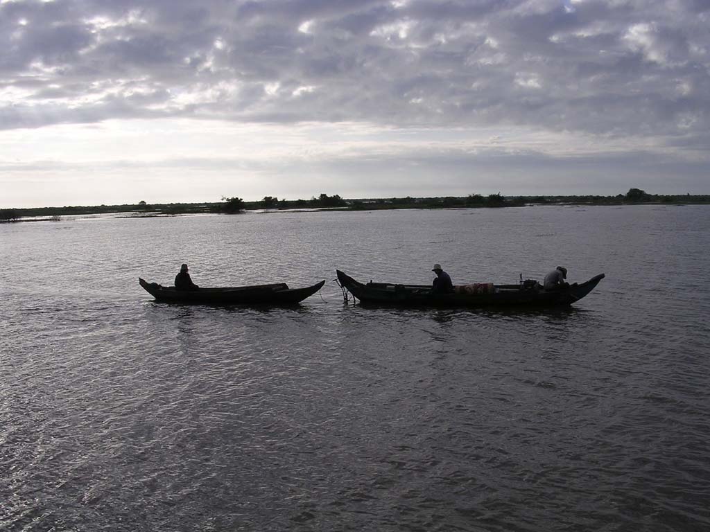 Passing traffic on Tonlé Sap lake
