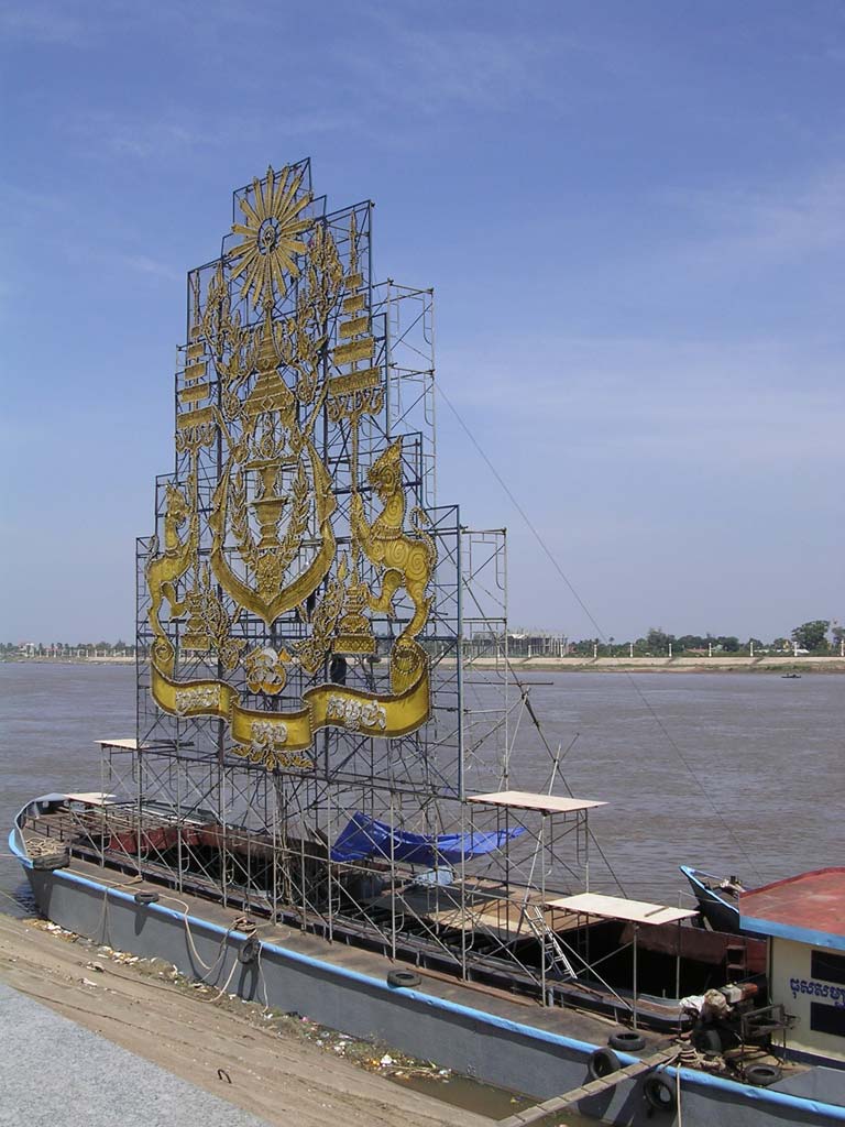 The last of the Festival floats. The change of direction occurs when the water from the swollen Mekong pushes back up towards the lake.