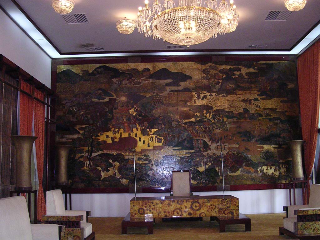 Incredible lacquer-work mural on the subject of the first king, in the Salle de Pr&eacute;sentation