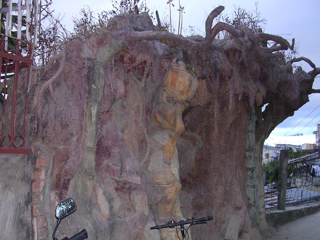 Approaching a very strange house while searching for the Stop & Go Caf&eacute;