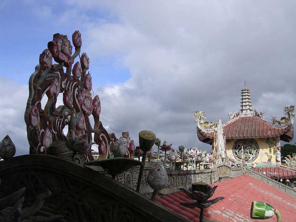A jumble of roof decorations