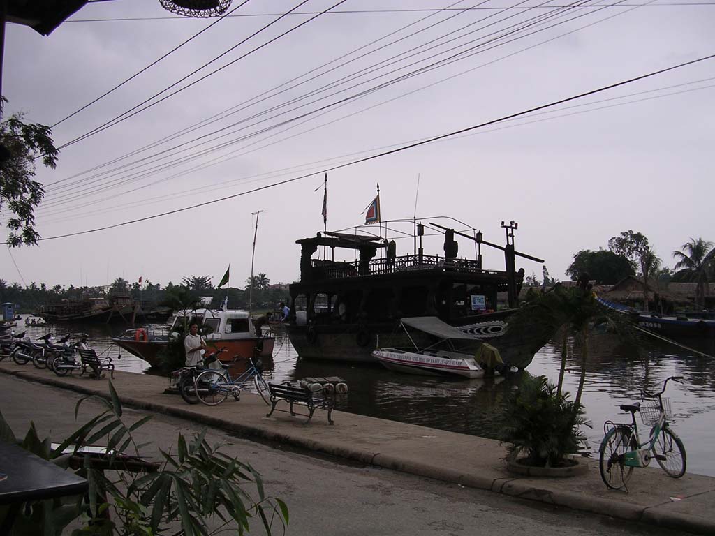 Not sure what this splendid vessel is - possibly another floating restaurant (but you'd have to get to it by boat!)