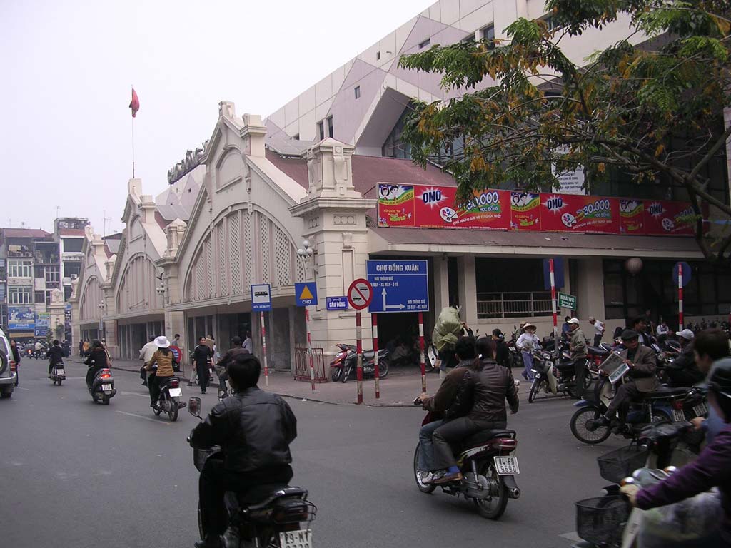 A quick visit to Dong Xuan Market on our very last morning