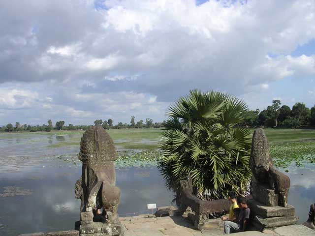 Sras Srang (Pool of Ablutions): there's supposed to be an island in the middle, but we couldn't see it