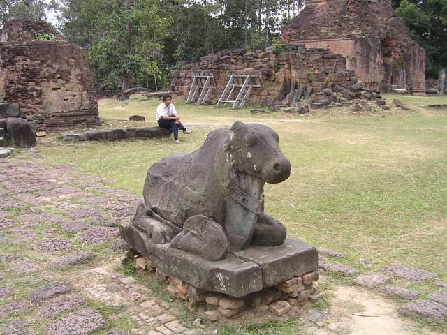 One of the three rather battered <em>nandi</em> (sacred oxen) in front of the towers