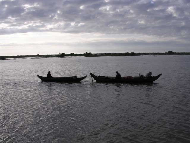 Passing traffic on the lake