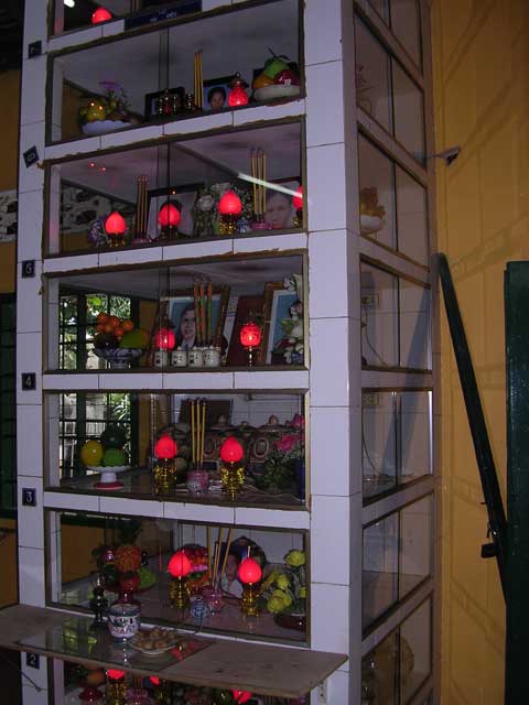 Family shrines in the Giac Lam Pagoda