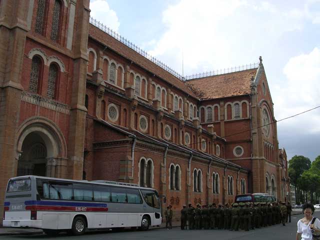 The army comes to a halt beside the cathedral