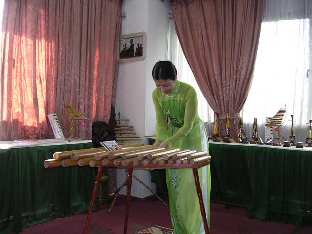 Ngo Tuyet Mai demonstrates the ghim pum (?)