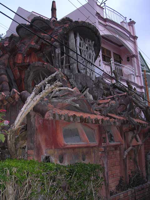The same house from the front - possibly a product of Mrs Dang Viet Nga, designer of the 'Crazy House'.