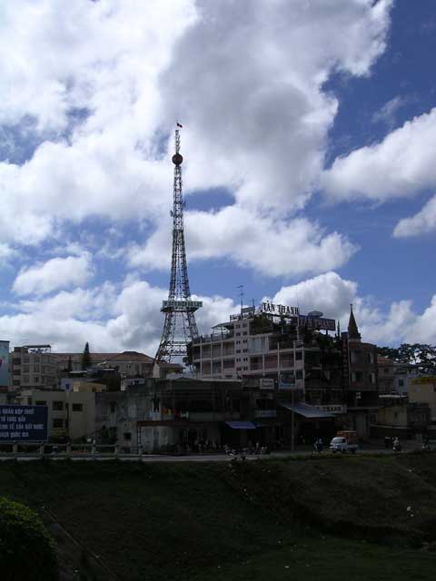 The mini-Eiffel again from near the lake