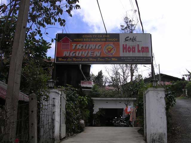 The entrance to the Hoa Lan Café, where we were bombarded with Richard Clayderman