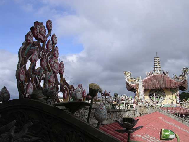 A jumble of roof decorations