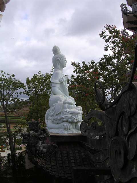 The Buddha on top of the big dragon gate
