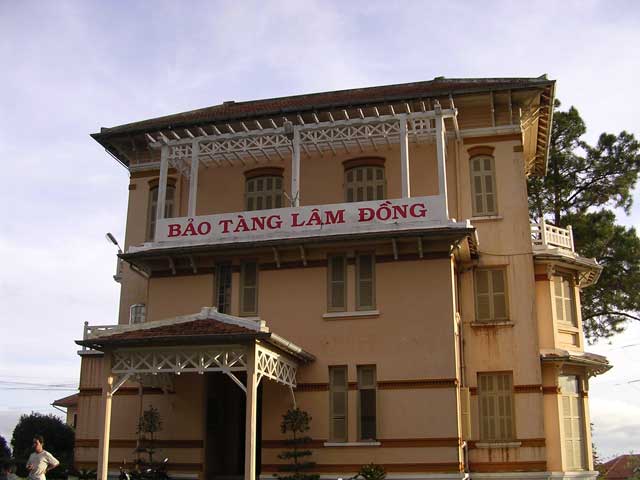 The main entrance to Lam Dong Museum at the top of the hill