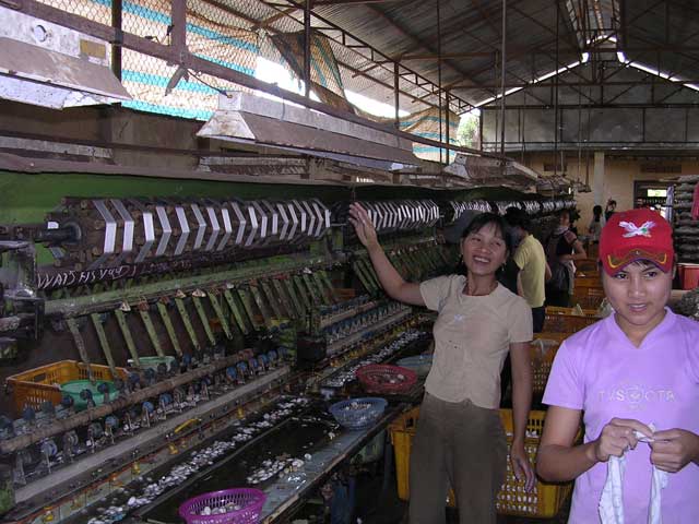Silk spinning machines with their operators