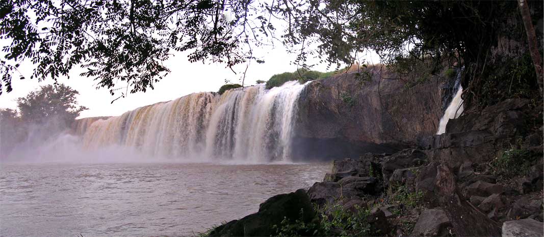 Panoramic view of the falls<br />(composite of 2 photographs)