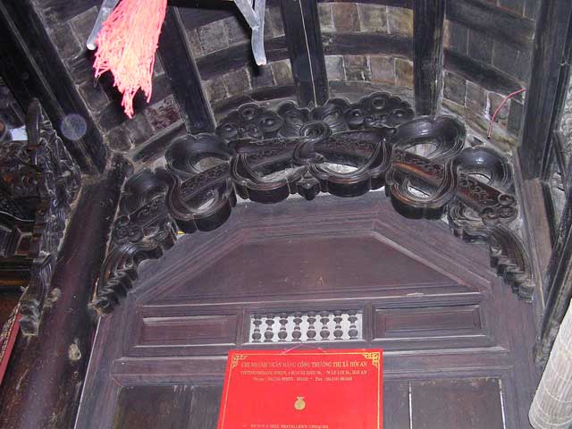 Decorated roof supports in Tan Ky House