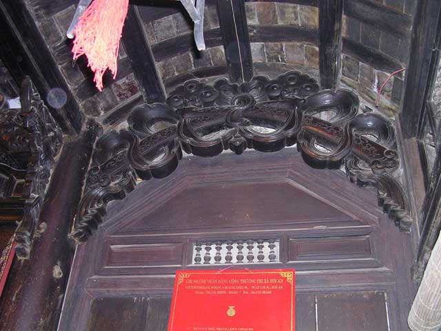 Decorated roof supports in Tan Ky House