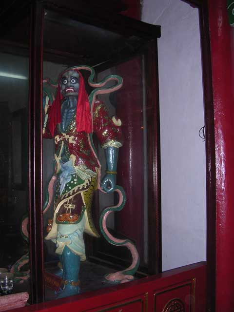 Thien Ly Nhan who, with red-skinned Thuan Phong Nhi, listens for sailors in distress for Thien Hau to rescue