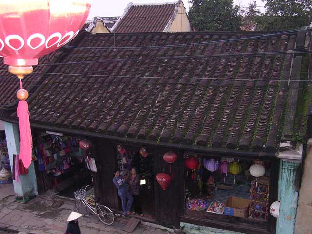 From the balcony of the Museum of Trading Ceramics to the roof of the lantern shop opposite